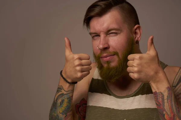 Модный мужчина с татуировками на руках стильная парикмахерская студия самоуверенности — стоковое фото