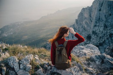 Kadın yürüyüşçü dağları, sırt çantaları, temiz hava.