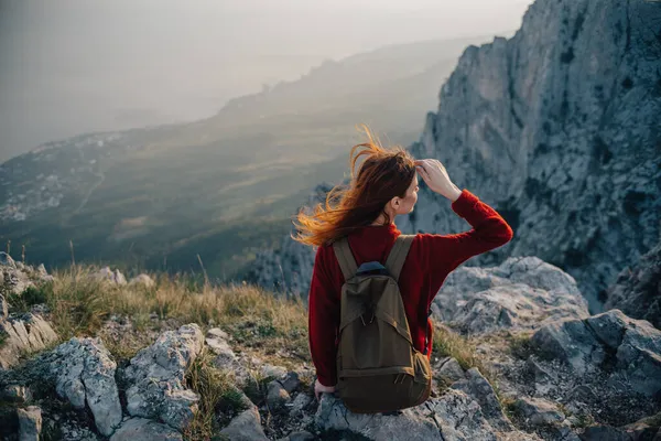 Mulher caminhante liberdade montanhas viagem estilo de vida ar fresco — Fotografia de Stock