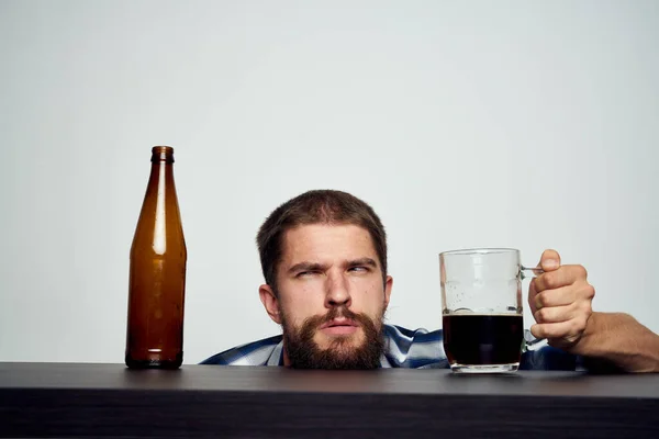 Vousatý muž pití piva alkohol emoce světlo pozadí — Stock fotografie
