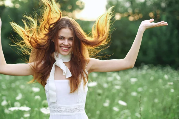 Bonita mujer en sombrero caminar naturaleza posando moda — Foto de Stock