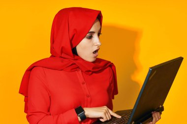 Arap kadın dizüstü bilgisayar teknolojisi pozu İnternet sarı arkaplan