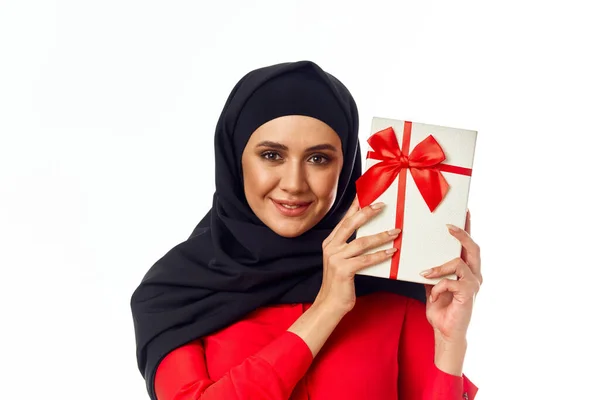 Μουσουλμάνα γυναίκα με μαύρο hijab δώρα διακοπές close-up — Φωτογραφία Αρχείου