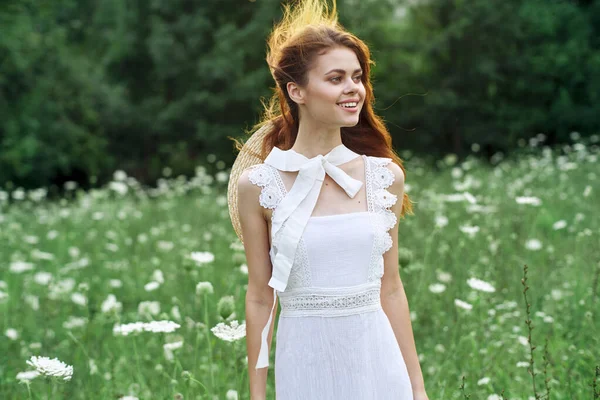 Frau in weißem Kleid in einem Feld Spaziergang Blumen Vintage Natur — Stockfoto