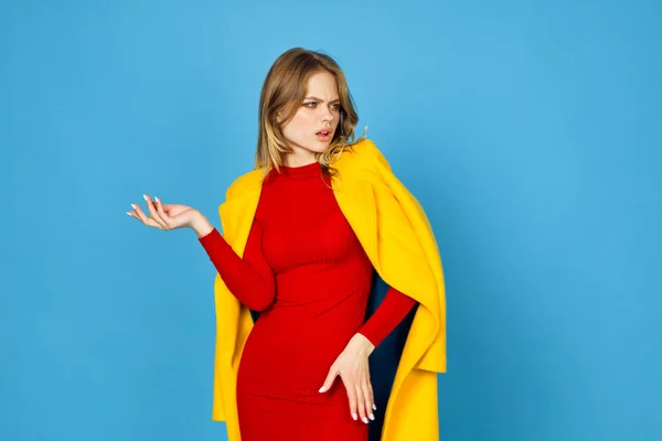 Nő sárga kabát pózol smink divat kék háttér — Stock Fotó