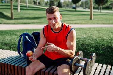 Sportif adam yedek kulübesinde oturuyor.