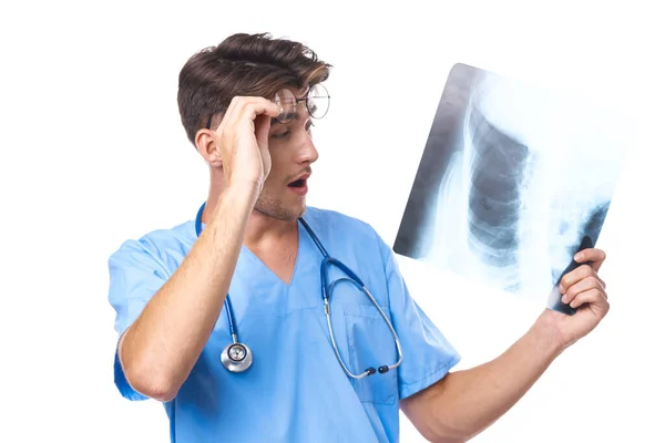 Medico maschio trattamento di assistenza sanitaria esame a raggi X sfondo isolato — Foto Stock