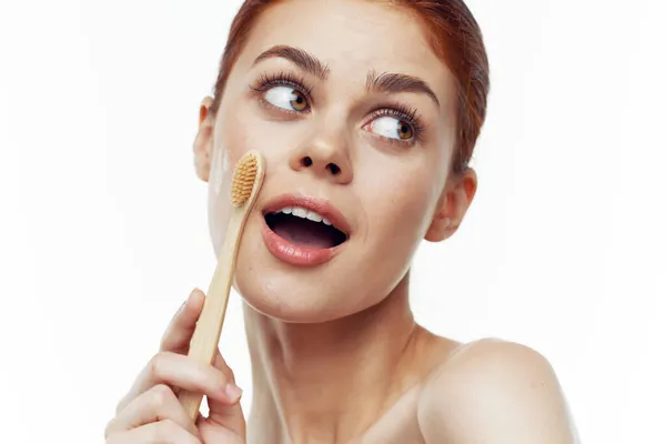 Wanita ceria dengan bahu telanjang sikat gigi kebersihan mulut perawatan — Stok Foto