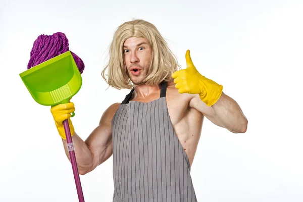 Homem musculado em mulheres Wig esfregão limpeza trabalhos domésticos — Fotografia de Stock