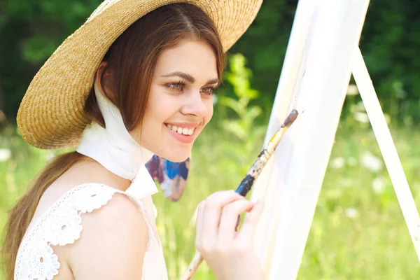 Жінка в білій сукні художник малює на природі палітру творчу — стокове фото