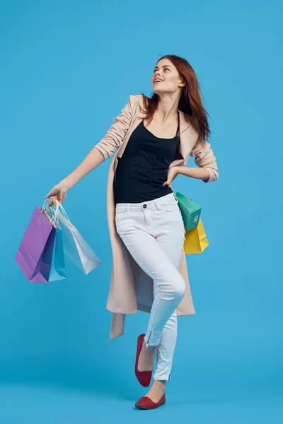 Vacker kvinna flerfärgade förpackningar känslor shopping mode isolerad bakgrund — Stockfoto