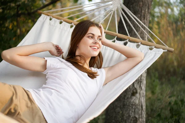 Kvinna sova utomhus frisk luft semester resa — Stockfoto