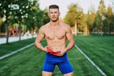 Parkın spor salonunda şişkin vücutlu atletik bir adam.