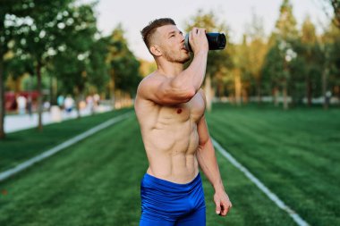 Parklarda vücut geliştirme egzersizi yapan erkek sporcu.