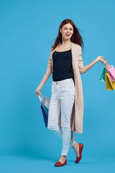 Krásná žena s balíčky v rukou Shopaholic izolované pozadí — Stock fotografie