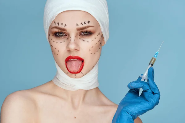 Paciente mujer labios rojos cirugía plástica operación hombros desnudos estilo de vida estudio — Foto de Stock