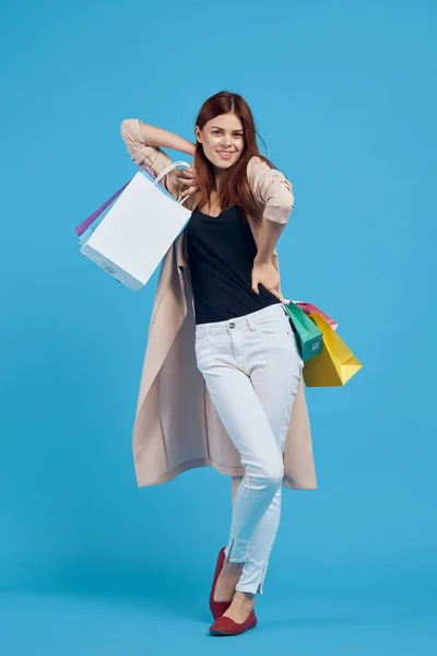 Okouzlující žena s balíčky v rukou Shopaholic izolované pozadí — Stock fotografie
