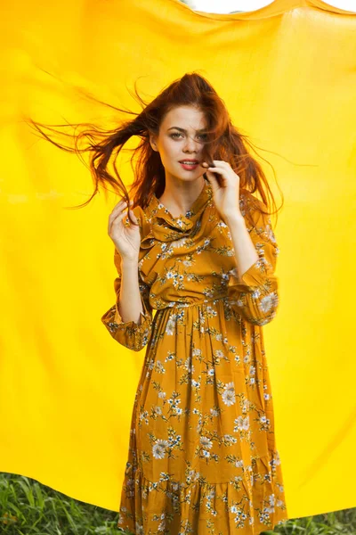 Attraktiv kvinna utomhus frisyr sommar poserar gul bakgrund — Stockfoto