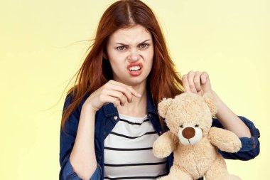 Oyuncak ayılar gibi poz veren neşeli kadın