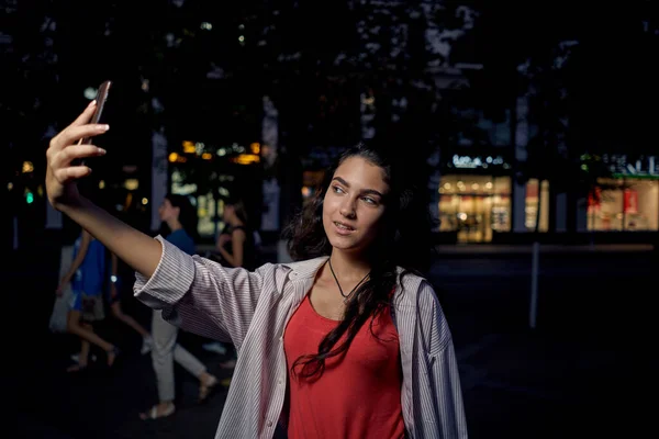 Cheerful woman walking on the street talking on the phone — Stock Photo, Image