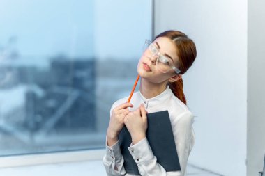 Belgeli gözlüklü sekreter. Profesyonel.