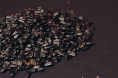 Doğal ürün ayçiçeği tohumları yakın plan yiyecek dağıtıyor.