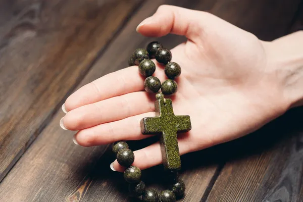 Cruz ortodoxa com contas religião clara catolicismo — Fotografia de Stock
