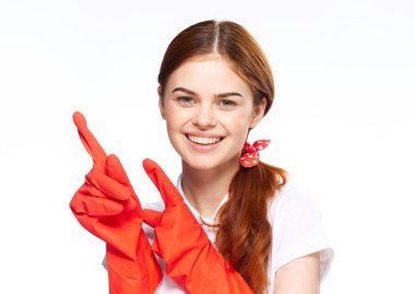 Lastik eldiven giyen temizlikçi kadın deterjan kullanıyor.