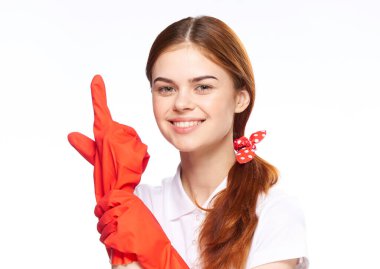Kırmızı lastik eldivenli temizlikçi kadın eğlenceli ışık arkaplanı oluşturuyor.