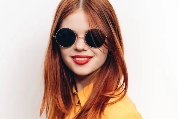 Mujer glamorosa en gafas de sol pelo rojo primeros planos — Foto de Stock