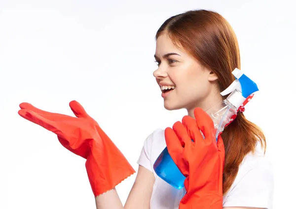Vrolijke vrouw in rood rubber handschoenen wasmiddel ramen — Stockfoto
