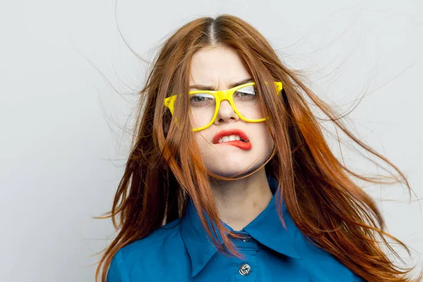 Vrolijk nationaal vrouw dragen geel bril blauw shirt close-up — Stockfoto