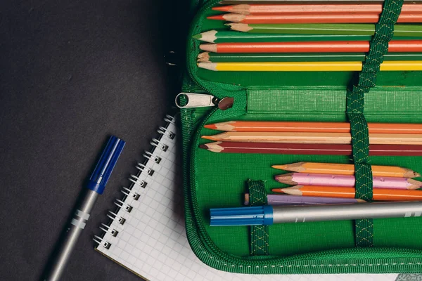 Зелений пенал з олівцями дизайн об'єкта шкільного приладдя — стокове фото