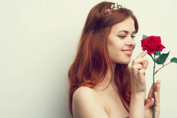 Atractiva mujer con rosa flor maquillaje romance modelo — Foto de Stock