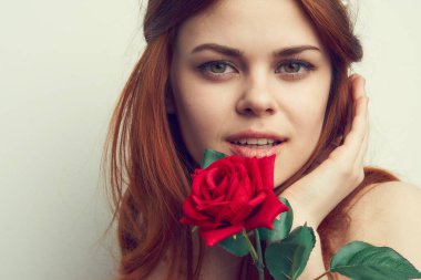 Güzel kızıl saçlı kadın gül çiçeği yakın plan cazibesi