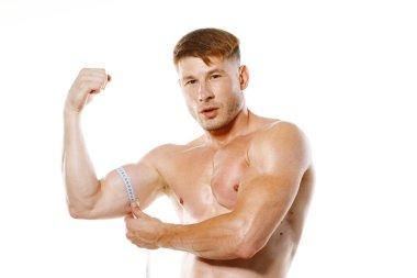 Atletik adam, mezura kas egzersizi yapıyor.