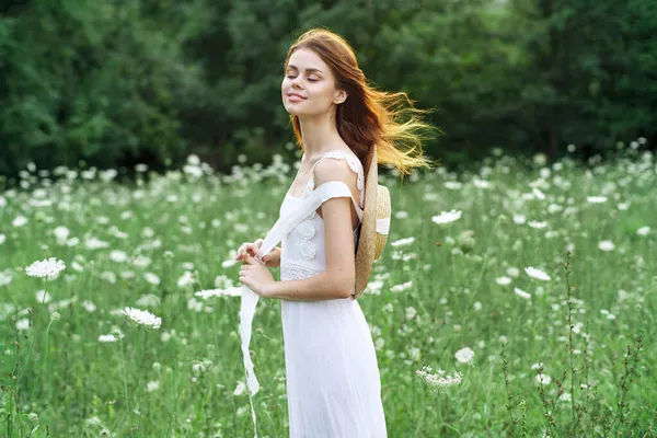 白いドレスの花の女性自然ウォークの魅力 — ストック写真