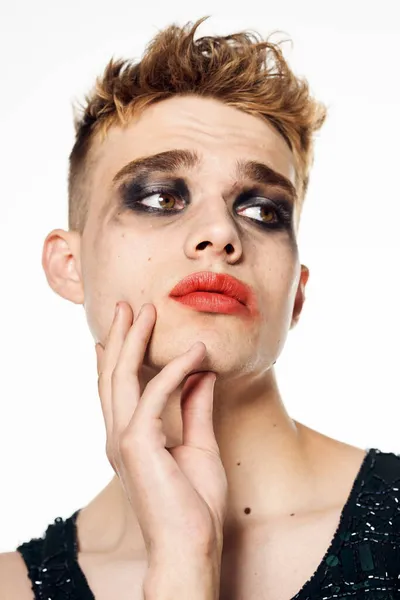 Chico con maquillaje femenino posando transexual lgbt la comunidad — Foto de Stock