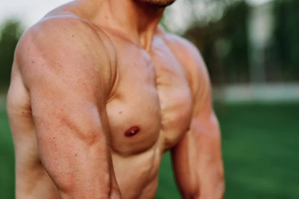 男子抽吸肌肉身体室外健康锻炼 — 图库照片