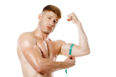 Atletik adam, mezura kas egzersizi yapıyor.