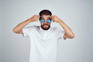 Yüzme duyguları için sakallı adam gözlükleri.