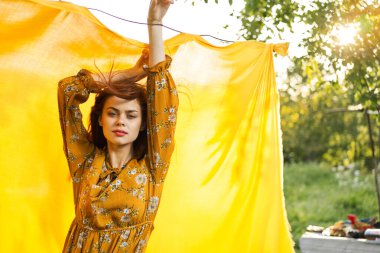 Doğanın cazibesine bürünmüş güzel bir kadın.