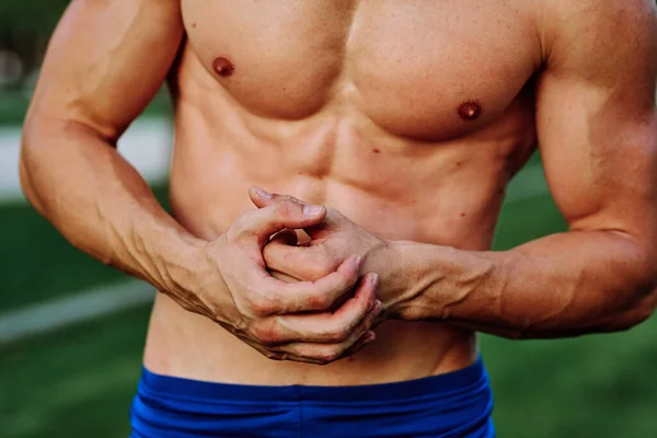 Hombre con bombeado cuerpo muscular al aire libre ejercicio de salud —  Fotos de Stock