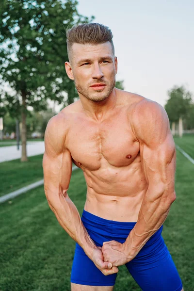 運動公園に裸の胴を持つスポーティーな筋肉質の男 — ストック写真