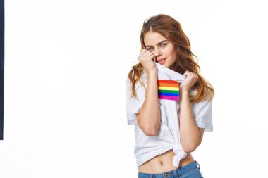 Beyaz tişört giyen kadın lgbt bayrak mucidi topluluğu