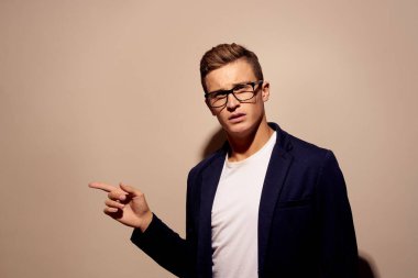 Stüdyo yaşam tarzında belgeleri olan bir yönetici.