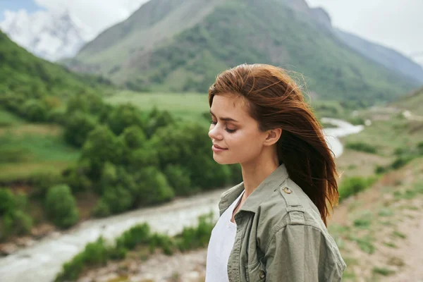 Mulher caminhante montanhas paisagem viagens ar fresco — Fotografia de Stock