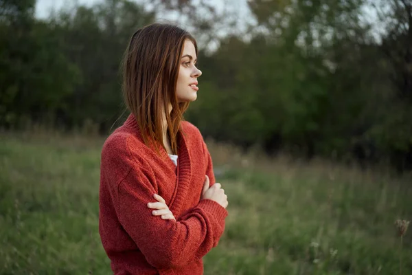 Hübsche Frau im roten Pullover im Freien — Stockfoto