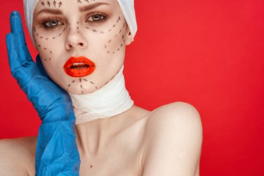 Kırmızı dudaklı kadın estetik ameliyat çıplak omuzlar kırmızı arka plan