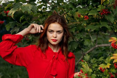 Yazın çalıların yanında güzel bir kadın.